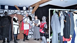 Humor und rollende Köpfe: Neues Theater Mering bringt Monty Python auf die Bühne